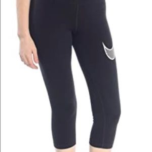 NIKE black capri leggings